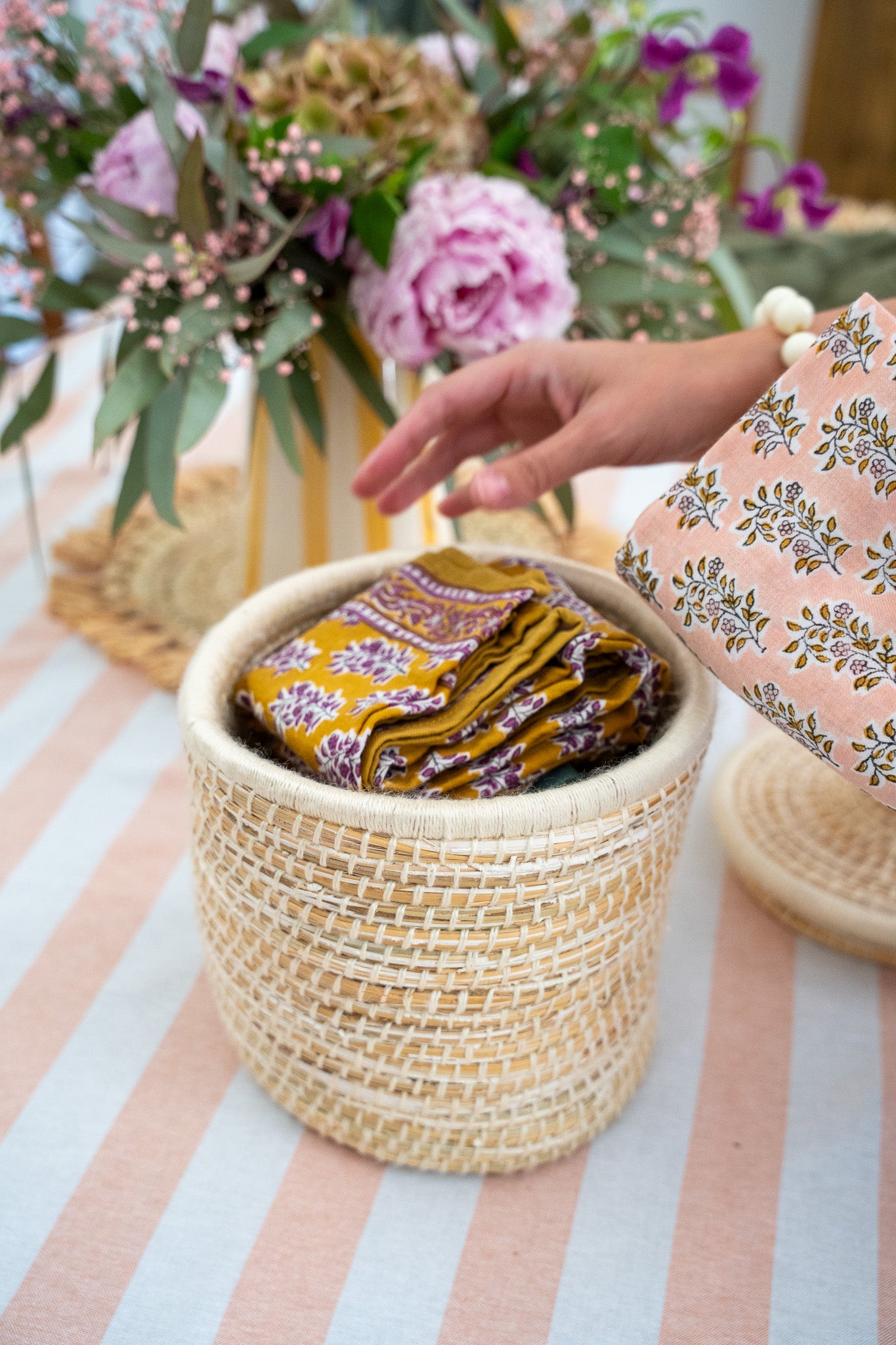 Boîte en fibre végétale – broderie ajourée en laine