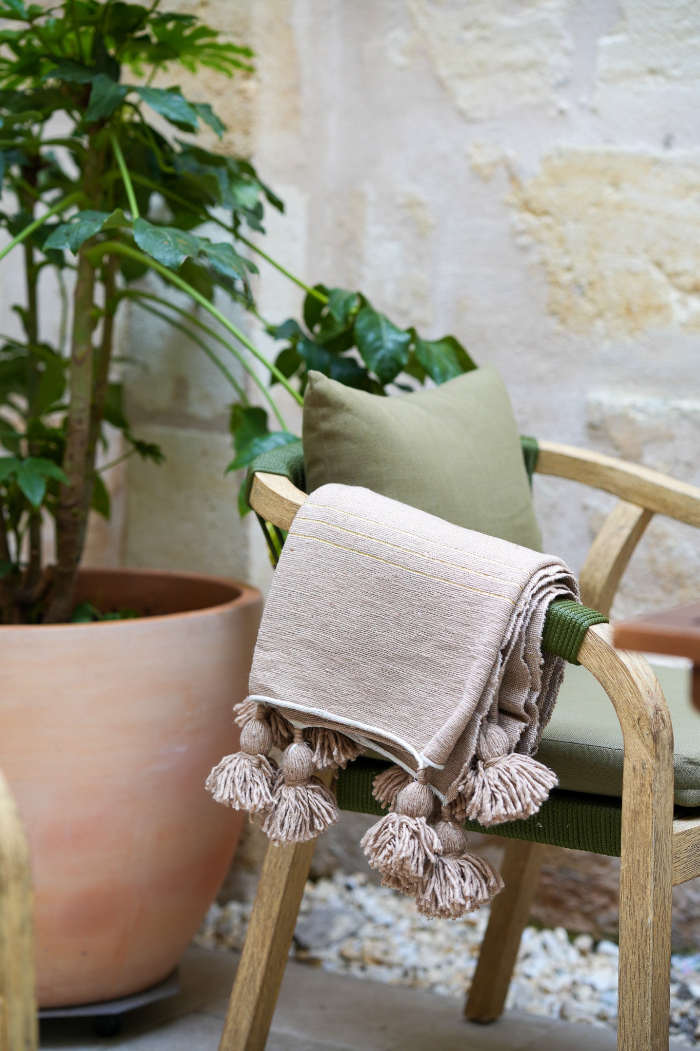 Fouta en coton aux fines rayures dorées