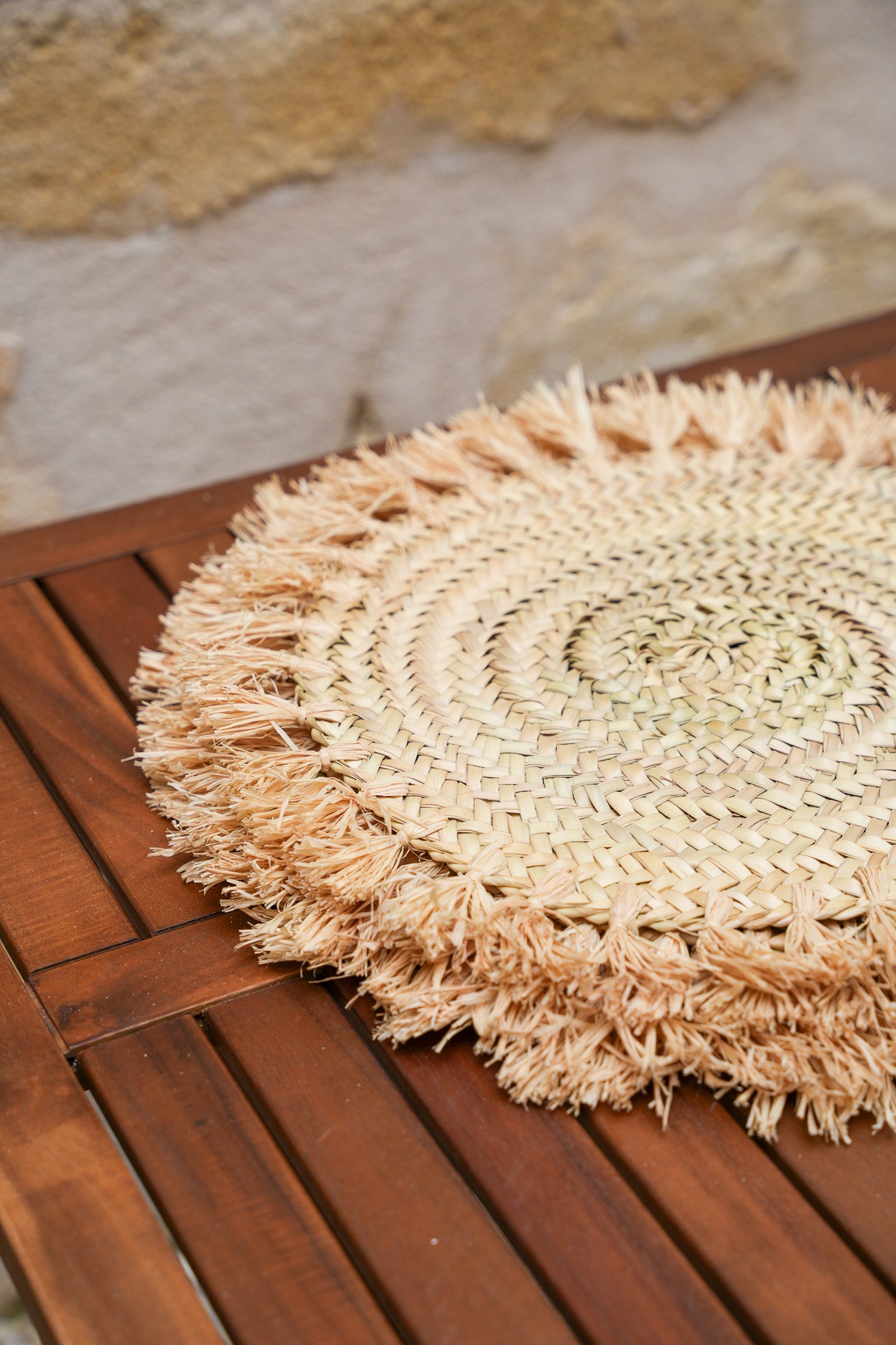 Set de table rond en palme – finition franges en raphia