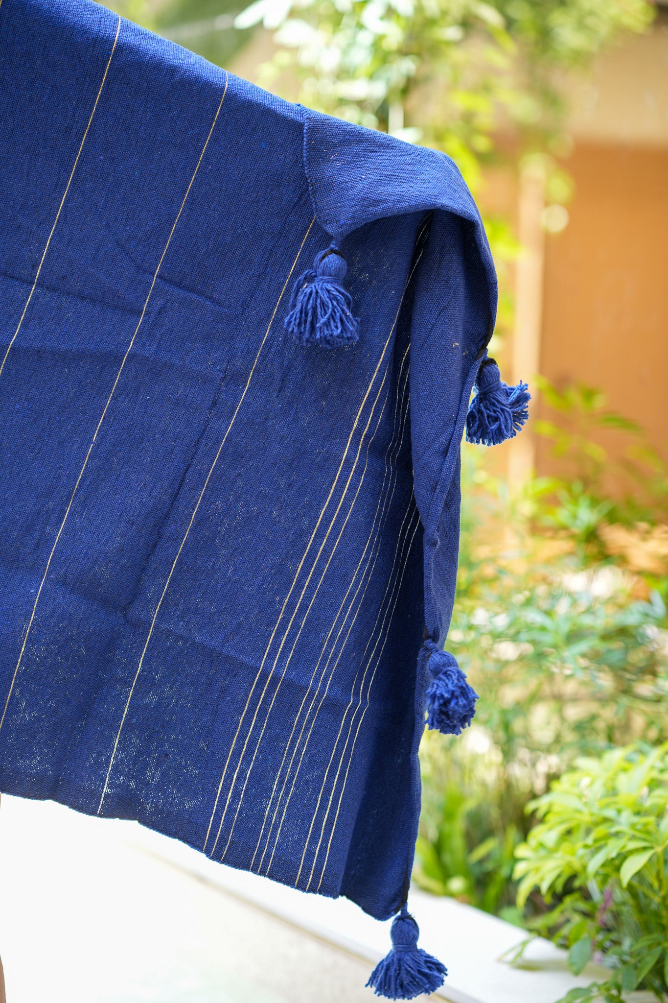 Fouta en coton aux fines rayures dorées