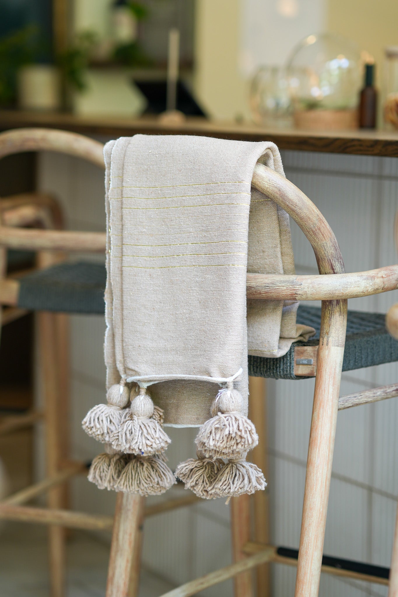 Fouta en coton aux fines rayures dorées
