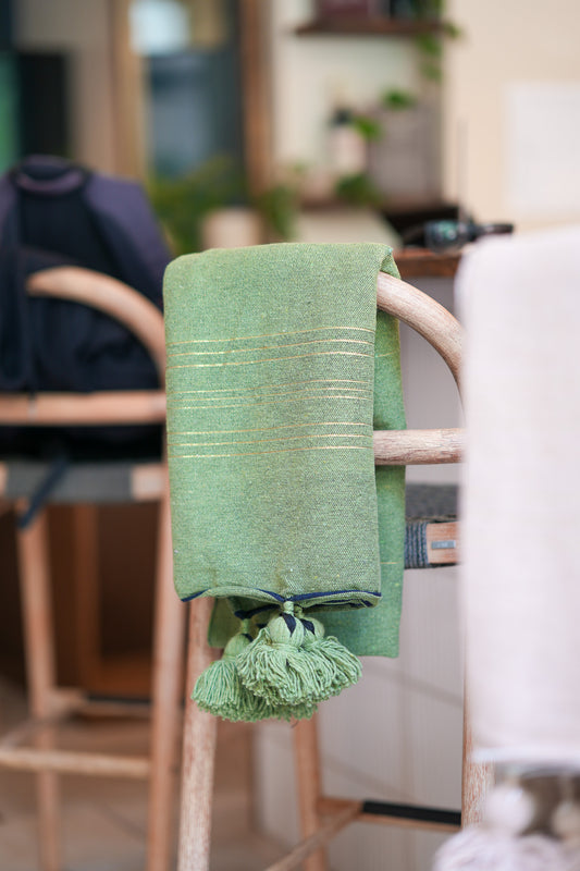 Fouta en coton aux fines rayures dorées