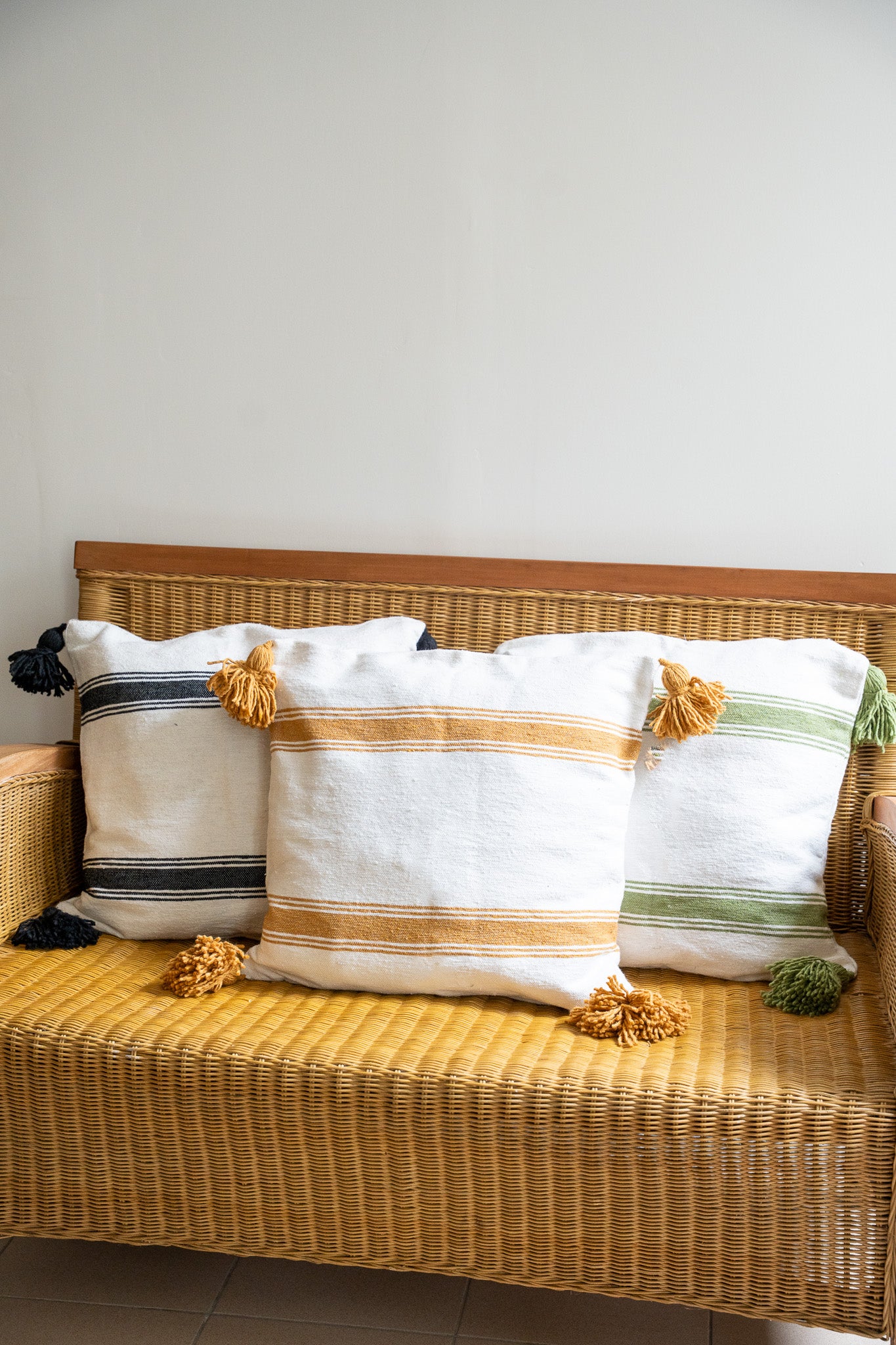 Housse de coussin en coton à rayures – finition pompons