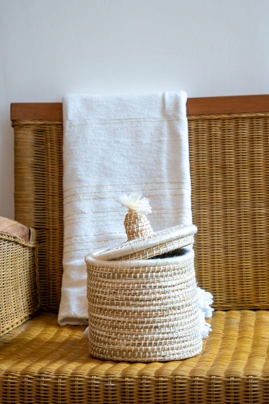 Boîte en fibre végétale – broderie ajourée en laine