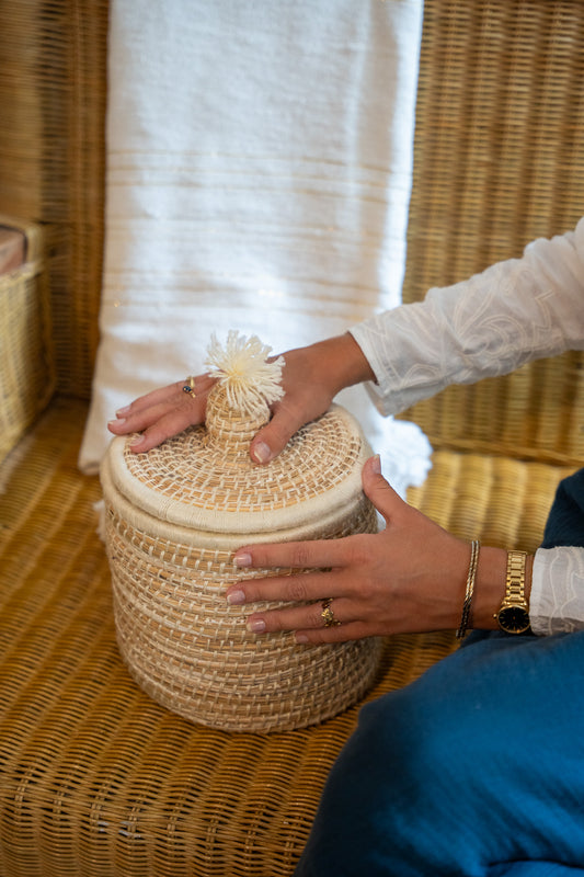 Boîte en fibre végétale – broderie ajourée en laine