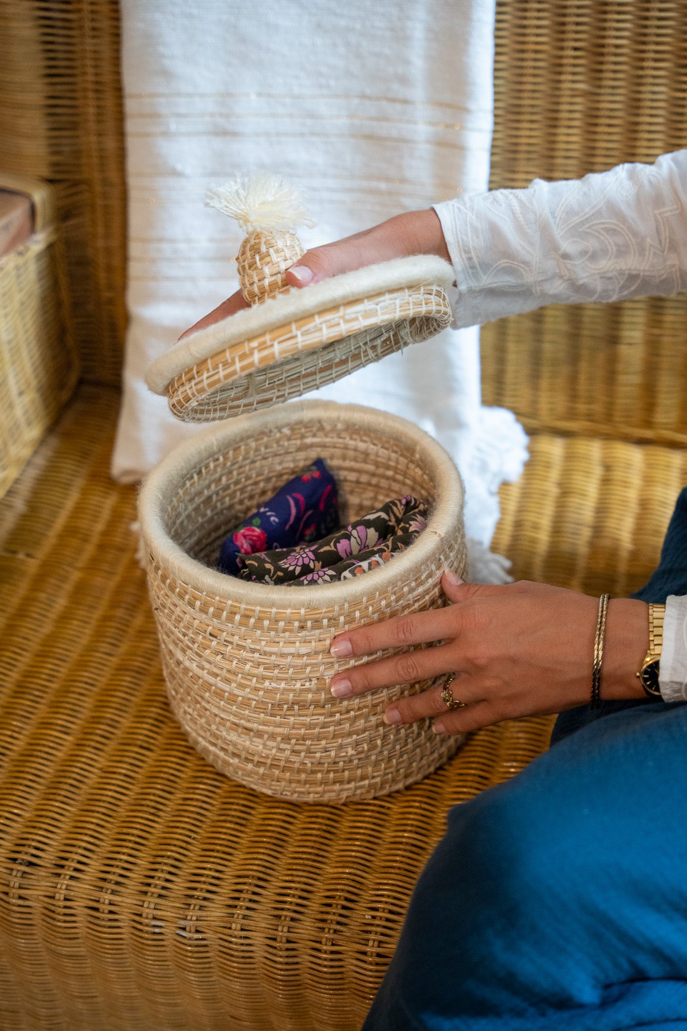 Boîte en fibre végétale – broderie ajourée en laine