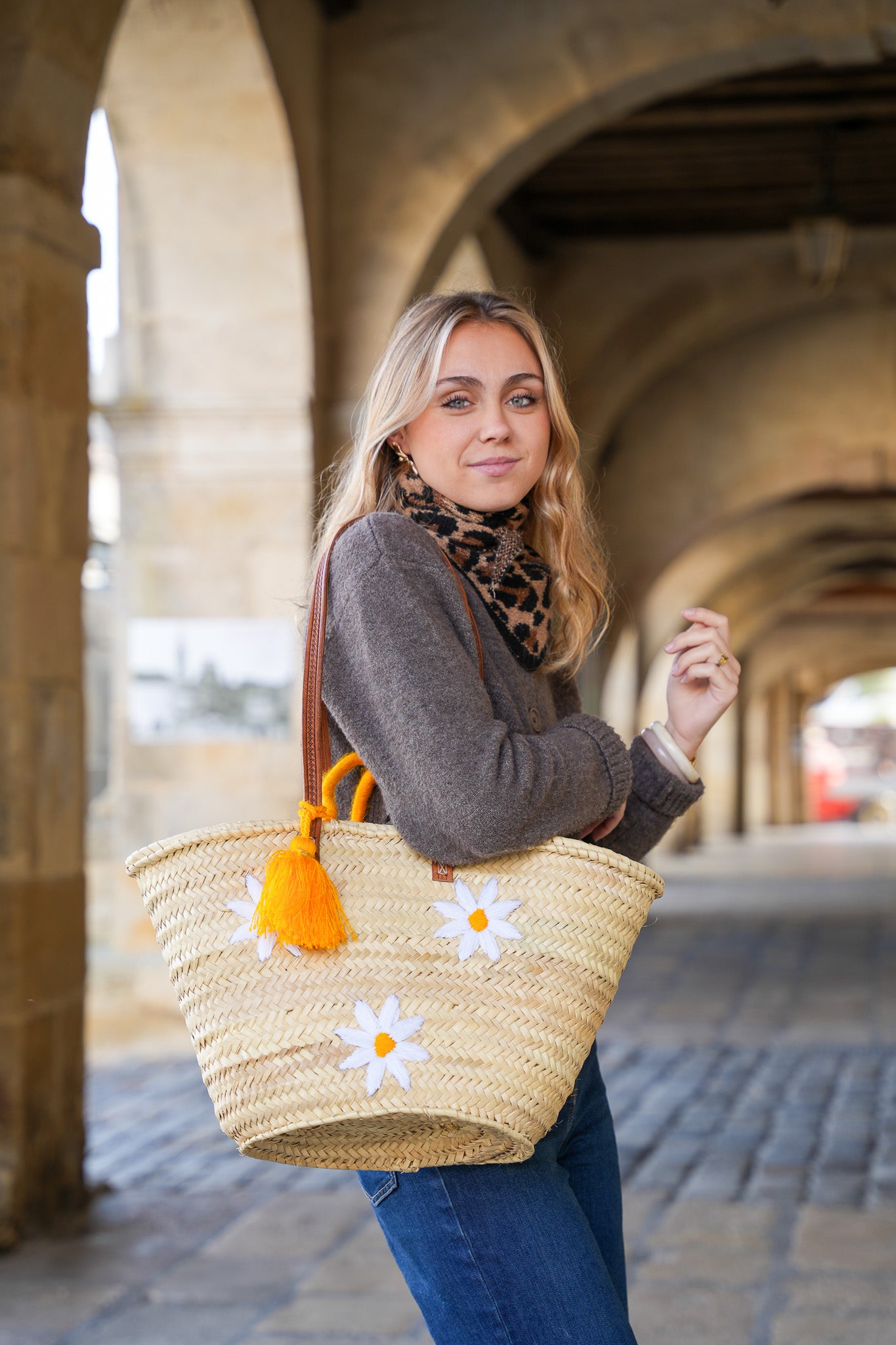 Panier marguerites brodé à la main