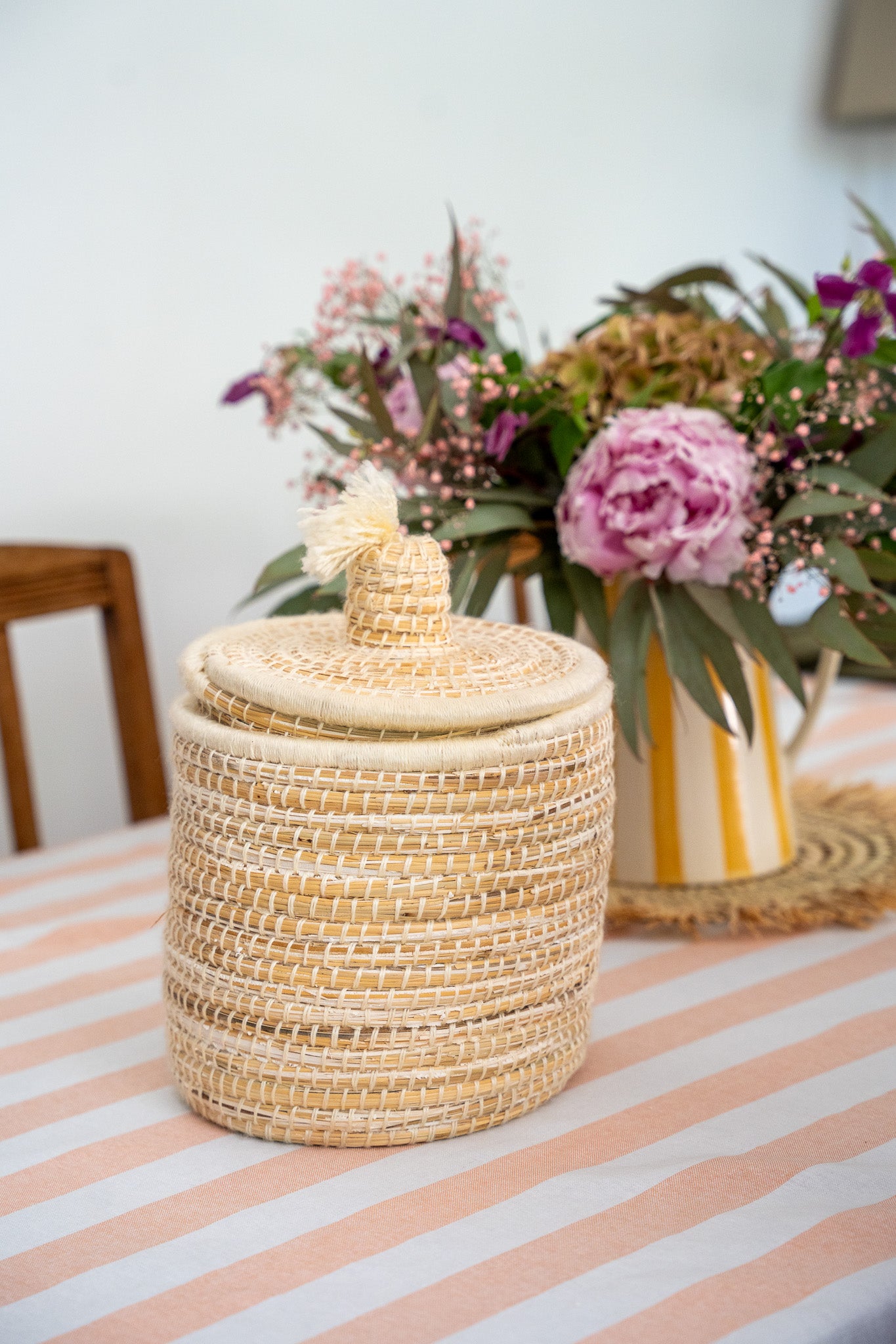 Boîte en fibre végétale – broderie ajourée en laine