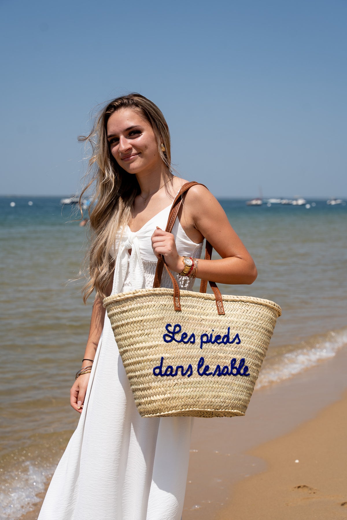 Panier « Les pieds dans le sable » broderie faite main