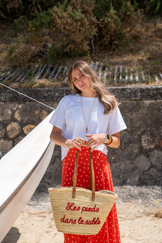Panier « Les pieds dans le sable » broderie faite main