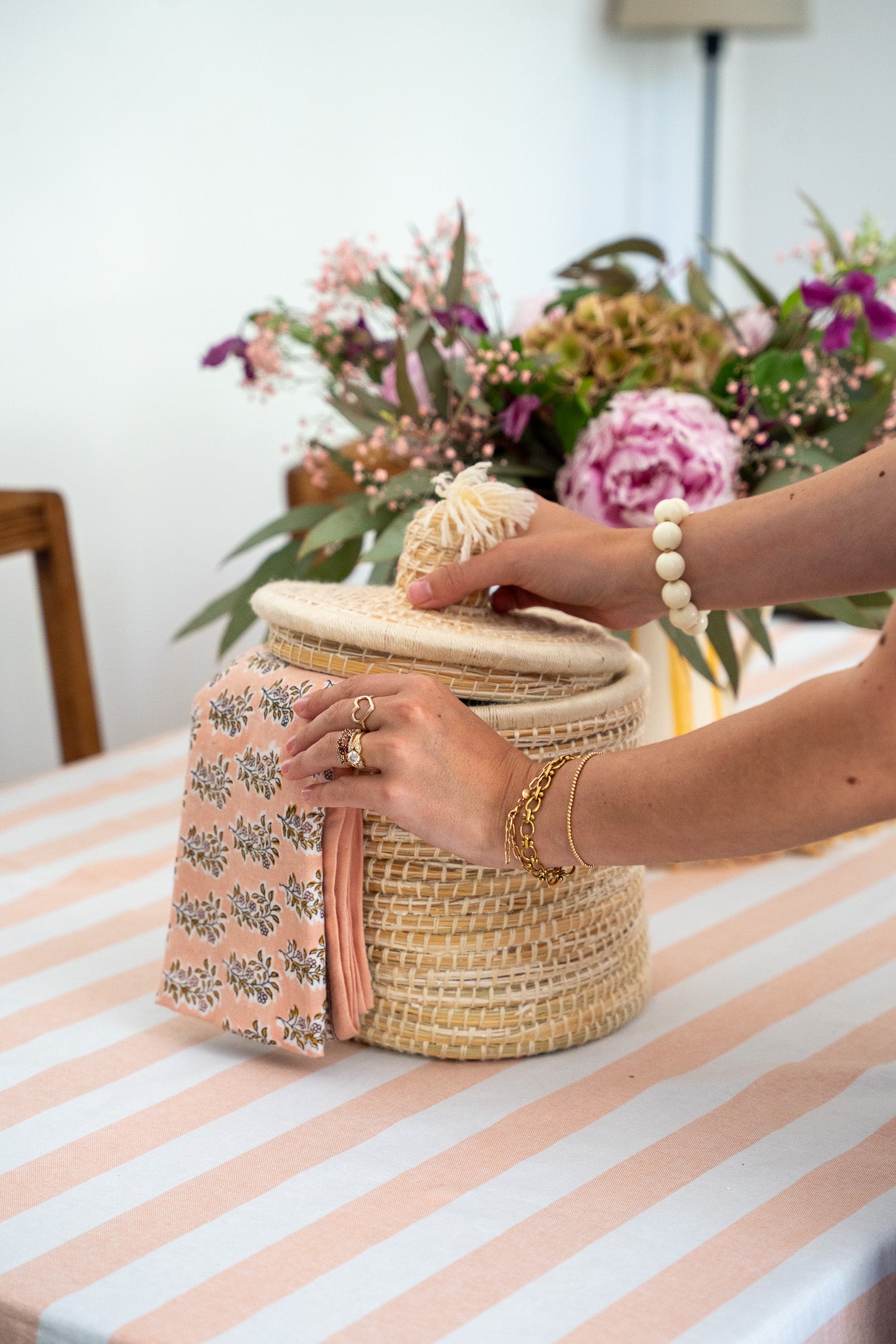 Boîte en fibre végétale – broderie ajourée en laine