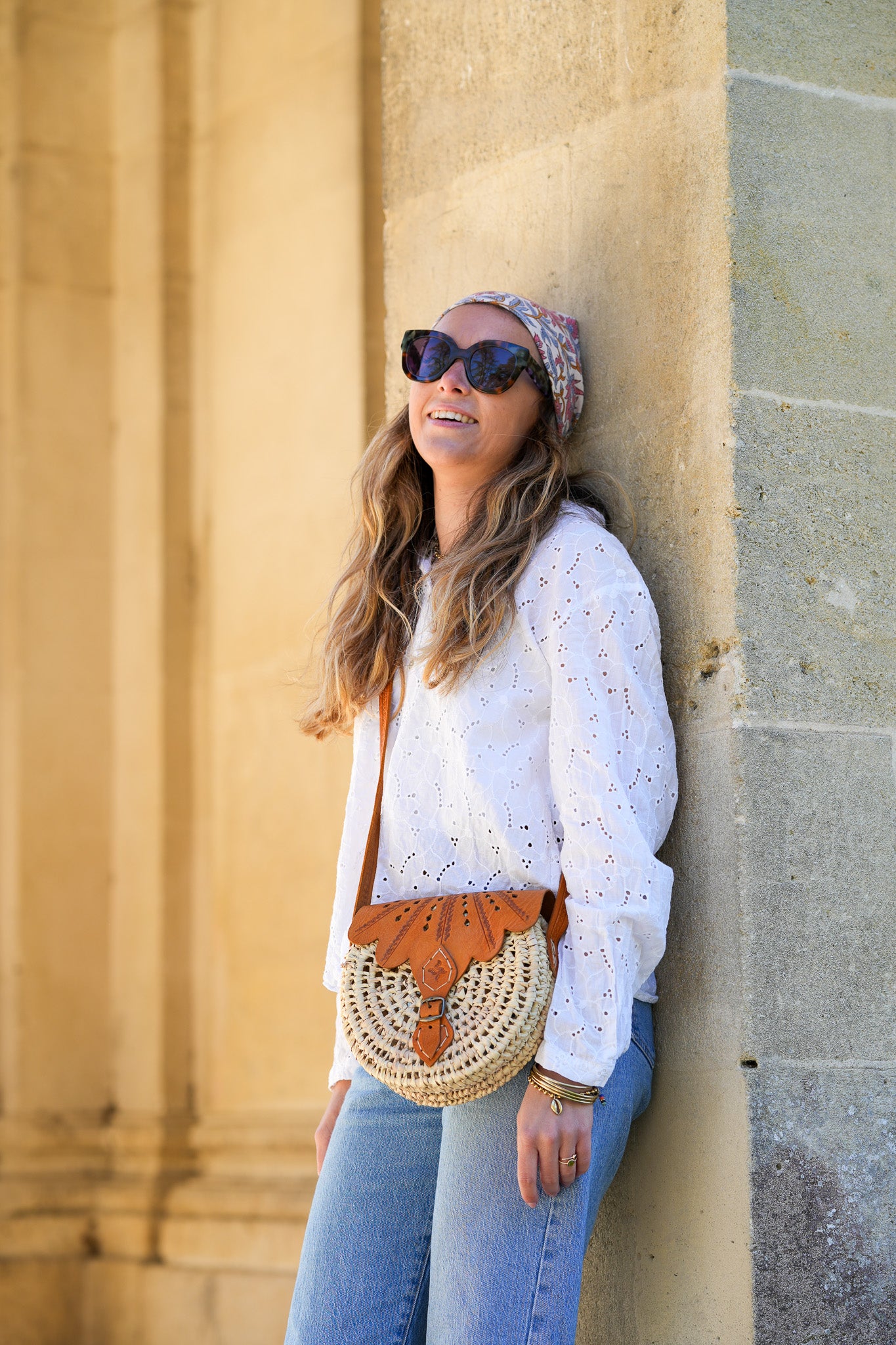 Sac rond tressé en feuilles de palmier & cuir camel