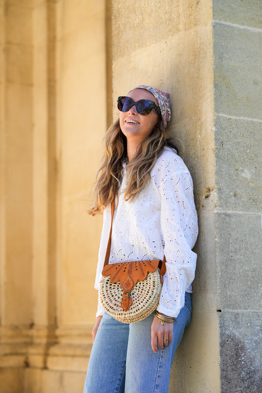 Sac rond tressé en feuilles de palmier & cuir camel