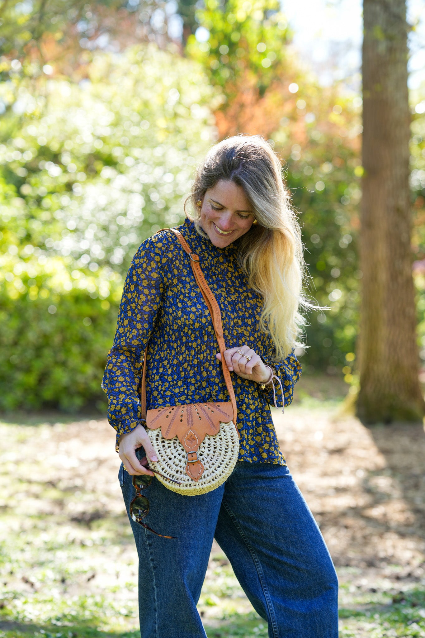Sac rond tressé en feuilles de palmier & cuir camel