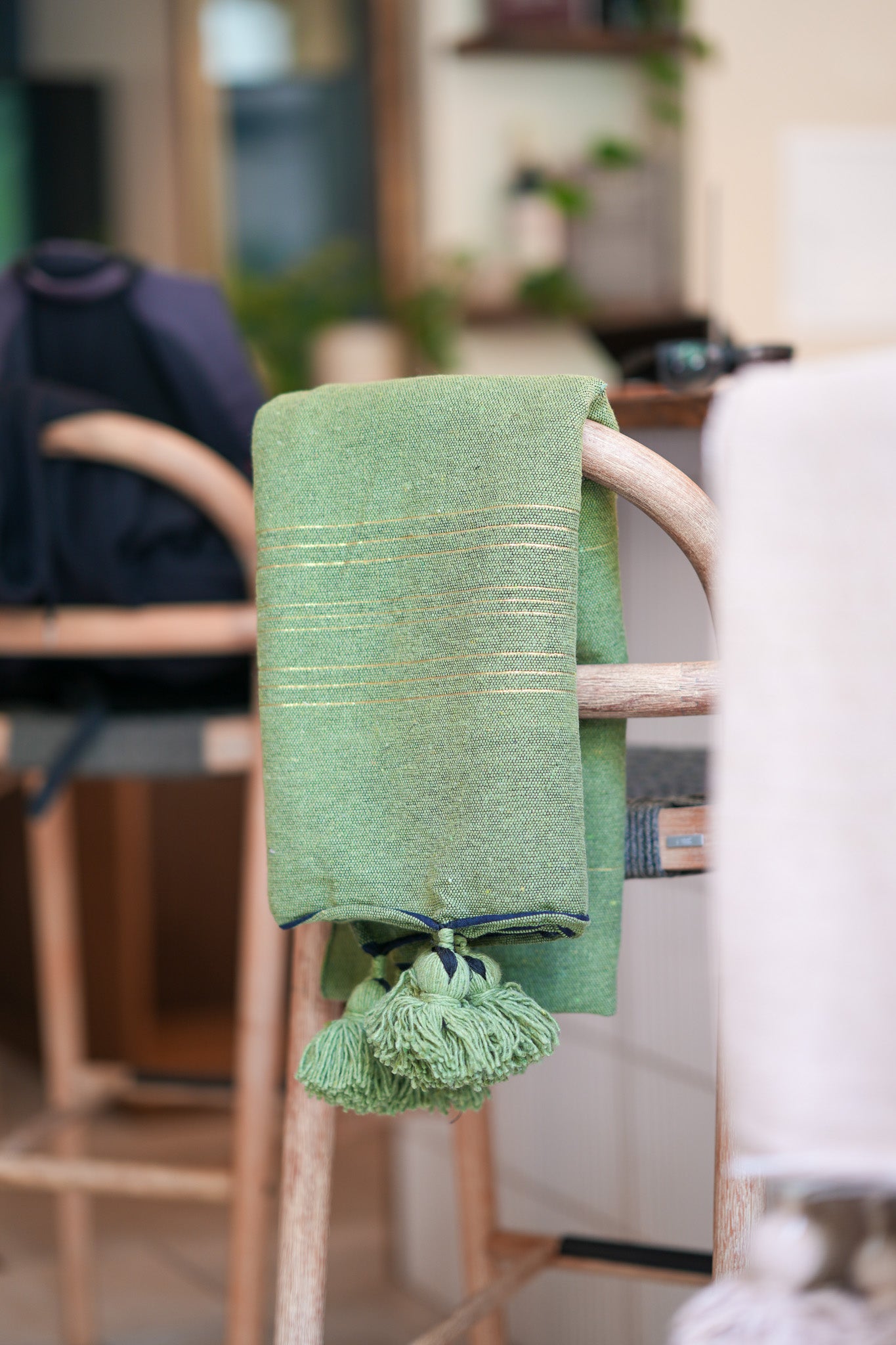 Fouta en coton aux fines rayures dorées
