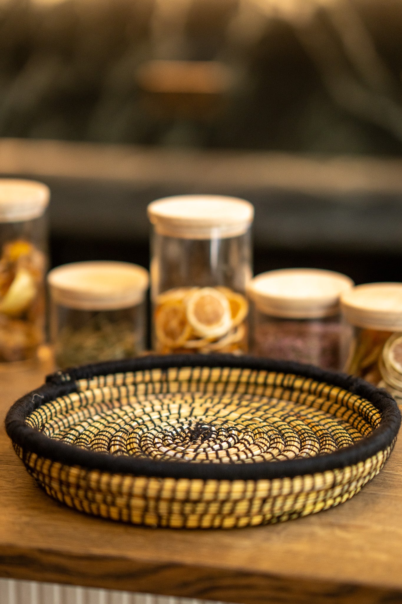 Corbeille en fibre végétale – broderie en laine ajourée