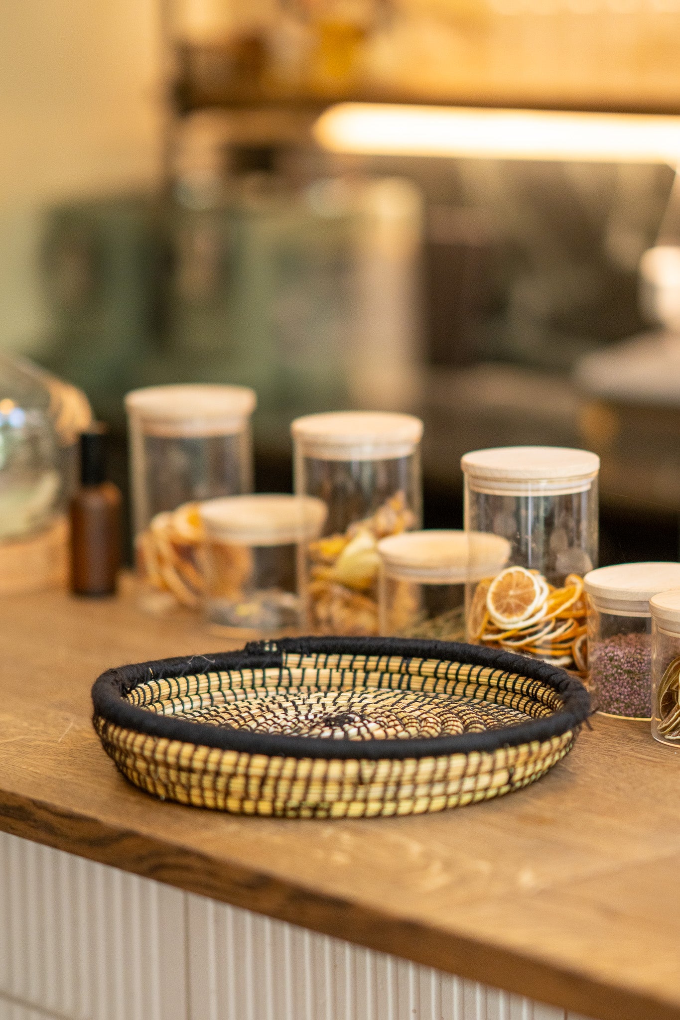Corbeille en fibre végétale – broderie en laine ajourée