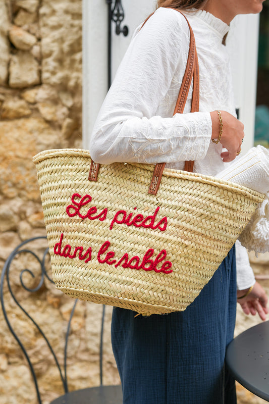 Panier « Les pieds dans le sable » broderie faite main