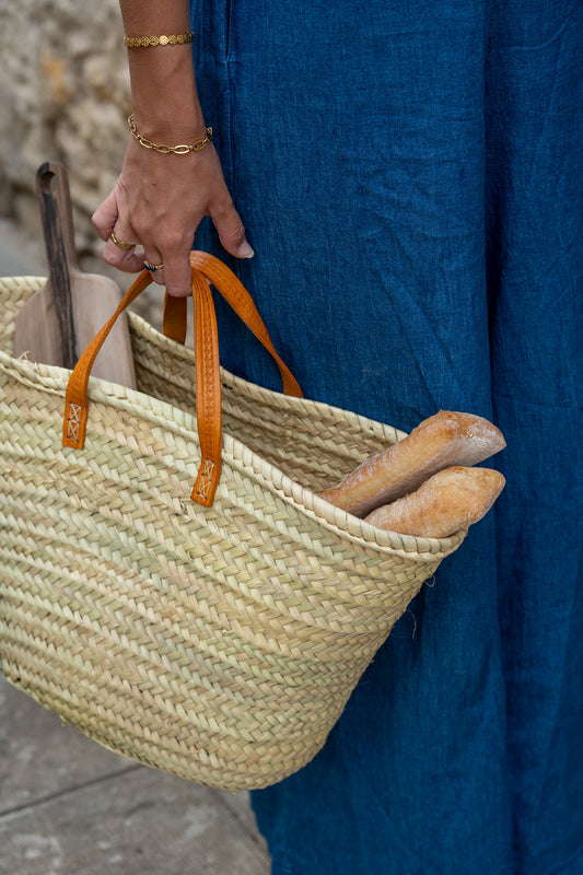 Panier en osier à lanières en cuir