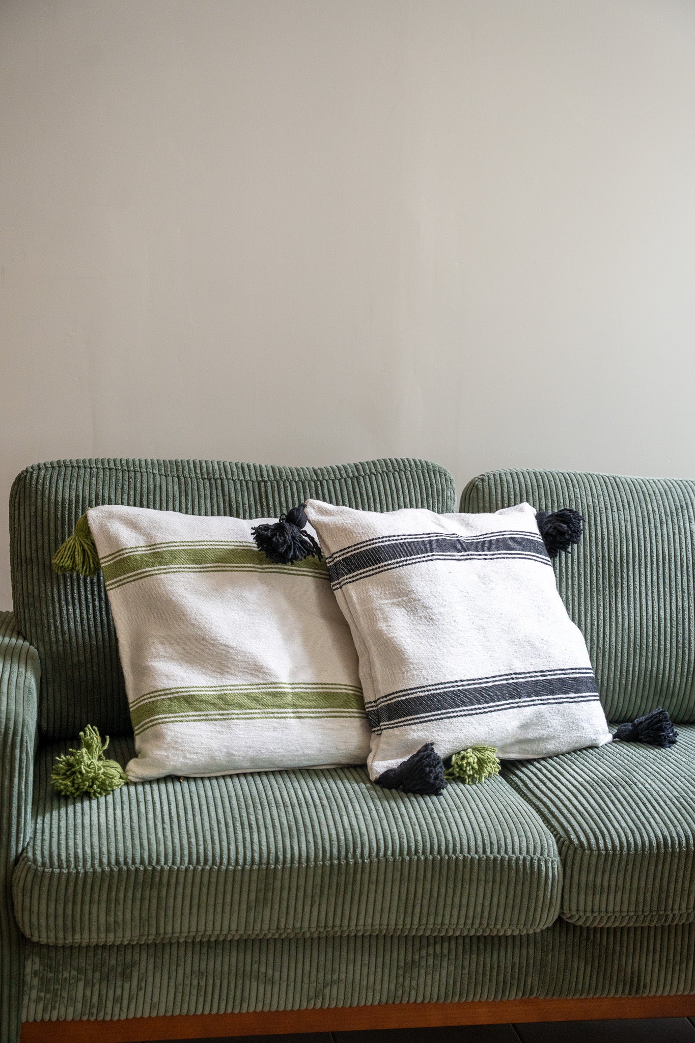 Housse de coussin en coton à rayures – finition pompons