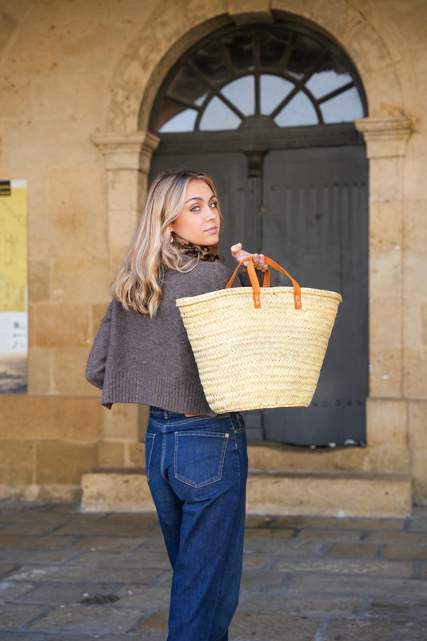 Panier en osier à lanières en cuir