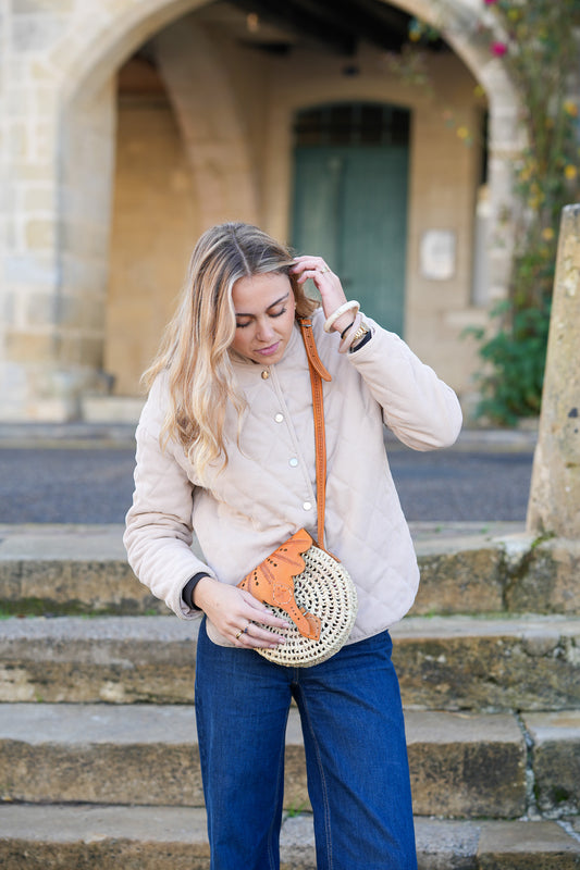 Sac rond tressé en feuilles de palmier & cuir camel