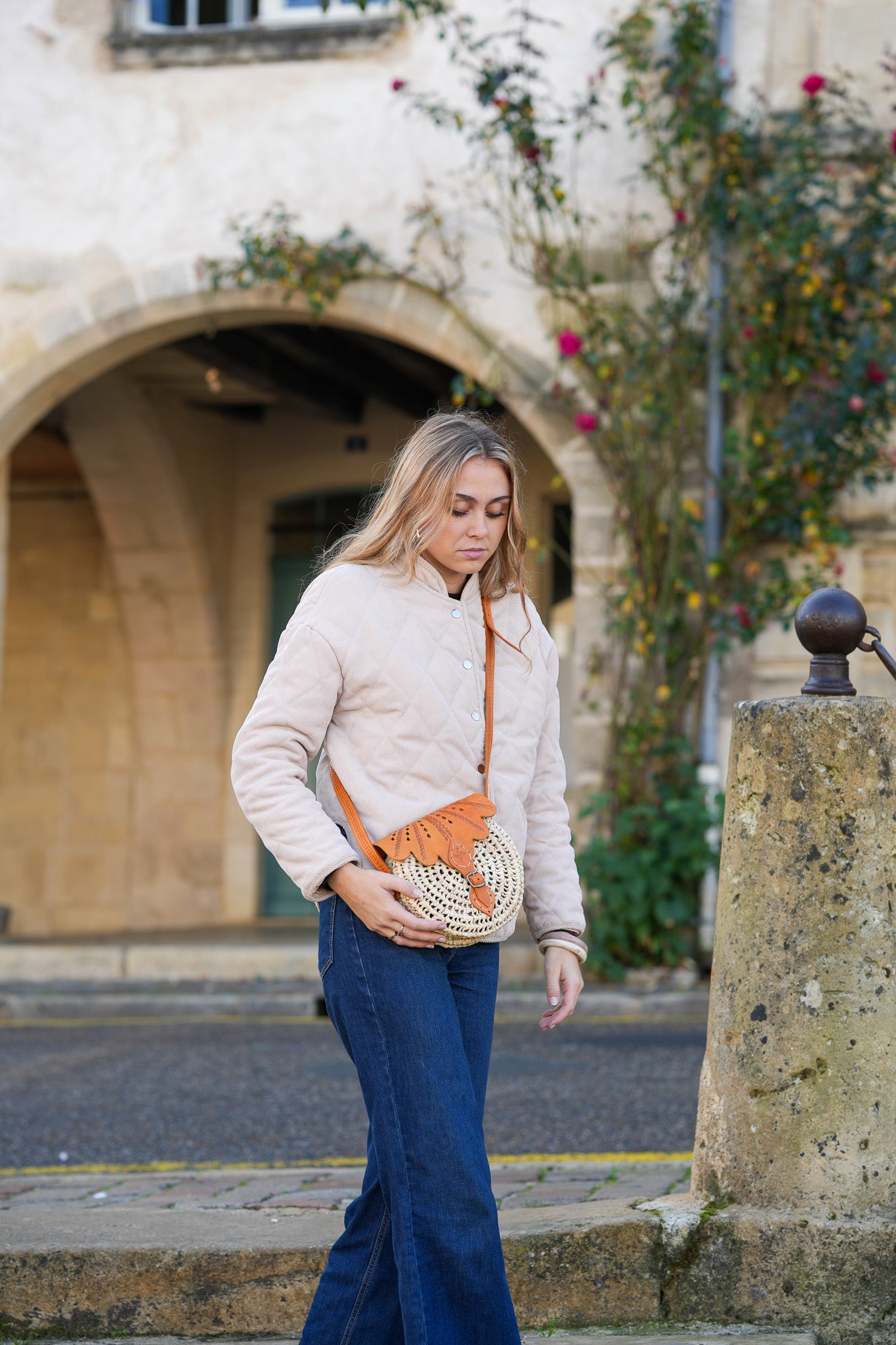 Sac rond tressé en feuilles de palmier & cuir camel